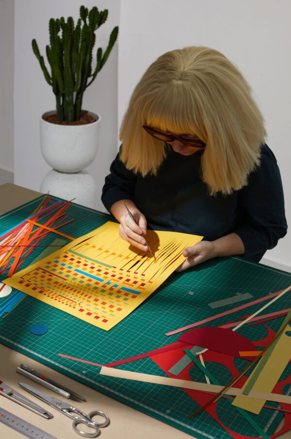 L'artista Sol E. Loràn portant a terme una peça de paper teixit