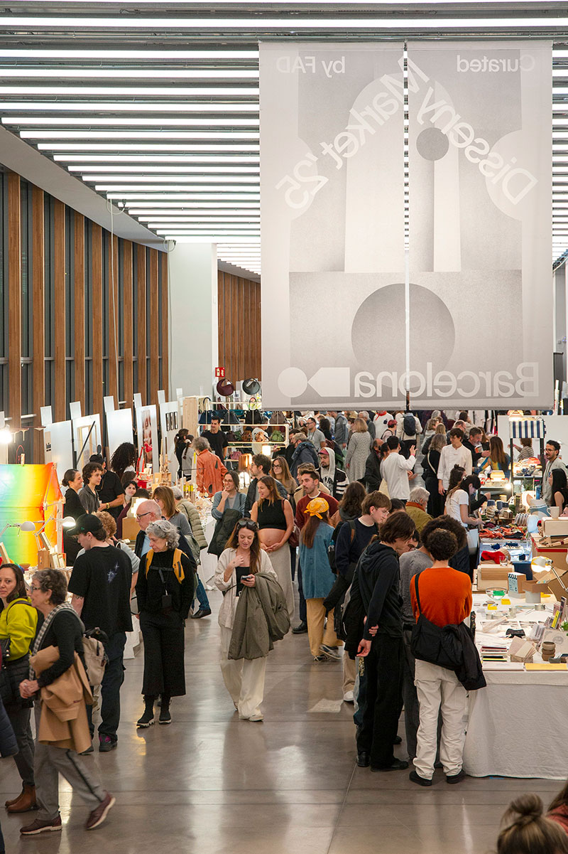 Vista general del Design Market Barcelona 2025 en el DHub con expositors y visitantes